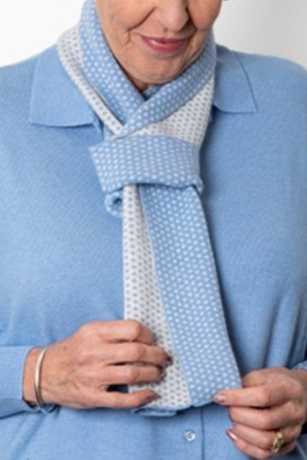 Cashmere Merino Pattern Neck Scarf 2 Buttons Soft Blue/Oatmeal