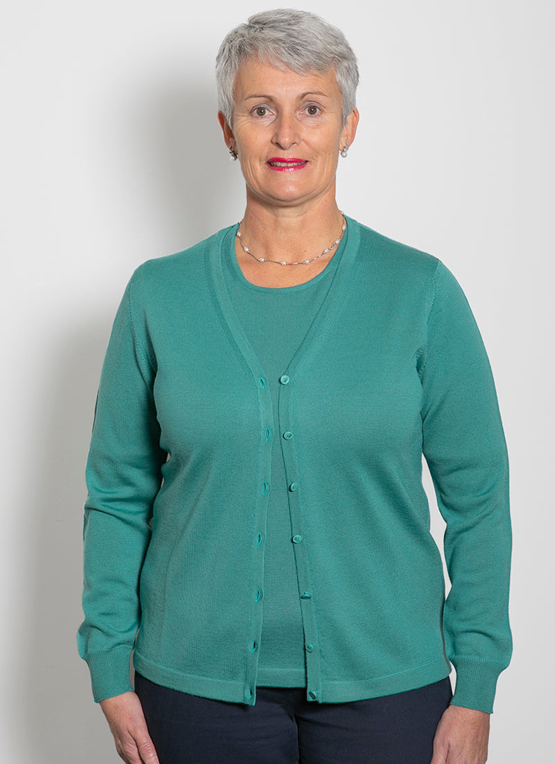 Atena Green Look chic and classic in our Classic Merino V Cardigan! This timeless, fully fashioned V-neck piece is incredibly soft and comfortable to wear, making it perfect for any occasion. Team up with one of our matching jerseys for a classic twin set look. Crafted with pure NZ Merino wool and made in Italy, it promises utmost luxury and quality. 