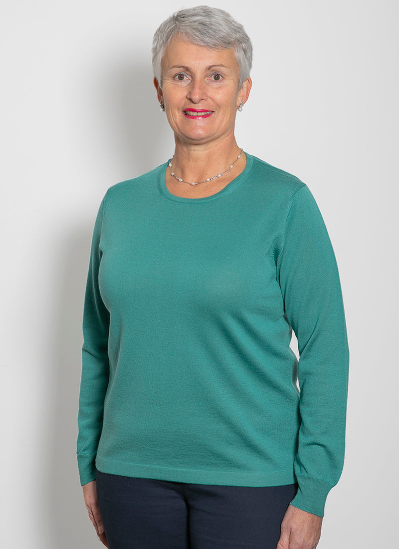 Atena Green This crew neck garment comes with long sleeves and is fully fashioned, providing the same excellent quality as the Tekau product. Exceptionally soft, this piece is perfect for any occasion, offering a classic look when layered with the matching V-neck Cardigan or Button to Neck Cardigan. Crafted from 100% Fine NZ Merino Wool, this luxurious style is made with care.