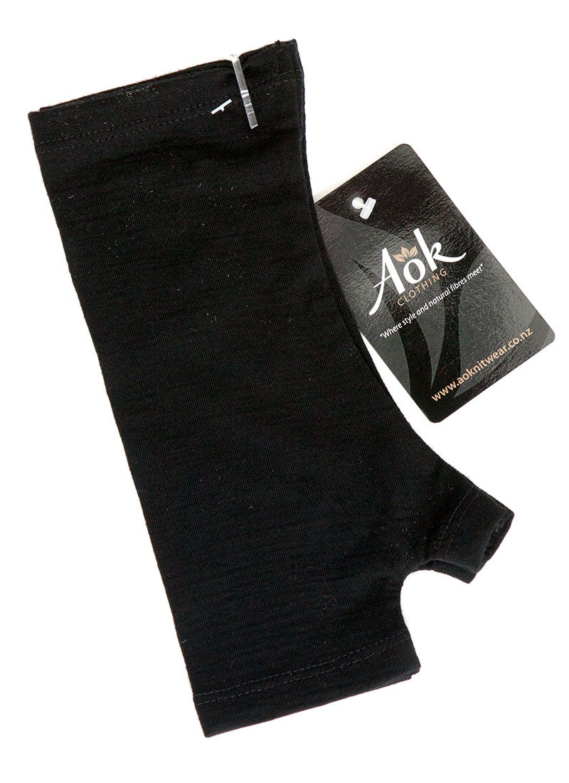Black - AOK Clothing hand warmers made of 100% merino wool are a stylish addition to your winter clothes. They're excellent for keeping your hands toasty while allowing you to use your fingers.